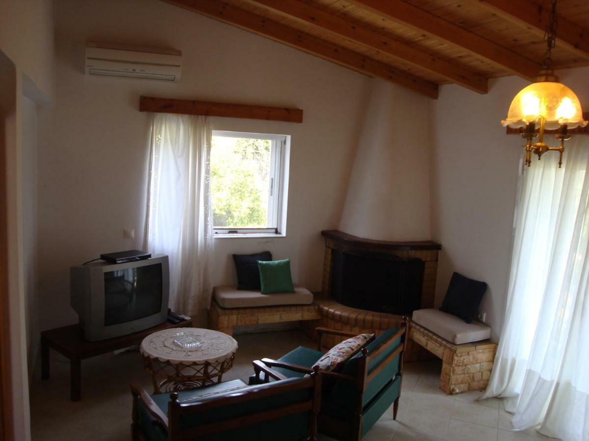 Three Bedroom Country House Magoula  Buitenkant foto